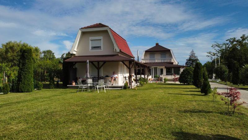 Ferienhaus Am Plattensee Балатонмаріафюрде Екстер'єр фото